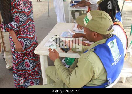 (190223) -- ABUJA, 23. Februar 2019 (Xinhua) -- Ein Mitarbeiter identifiziert einen Wähler in einer Wahlstation während der Präsidentschafts- und Nationalratswahlen in Abuja, der Hauptstadt Nigerias, am 23. Februar 2019. Laut Mahmood Yakubu, dem Wahlchef, der den Medien zuvor erzählt hat, werden voraussichtlich mehr als 72 Millionen Nigerianer bei den allgemeinen Wahlen im Land wählen. (Xinhua/Guo Jun) NIGERIA-ABUJA-WAHLEN PUBLICATIONxNOTxINxCHN Stockfoto