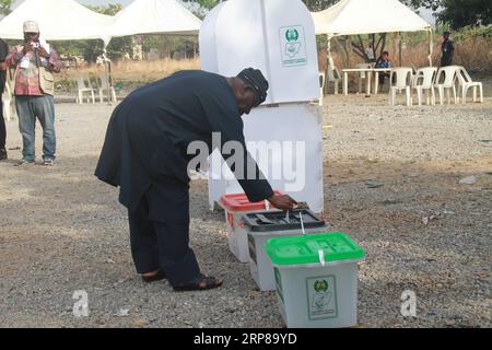 (190223) -- ABUJA, 23. Februar 2019 (Xinhua) -- Ein Mann gibt seine Stimme in einer Wahlstation während der Präsidentschafts- und Nationalversammlung Wahlen in Abuja, der Hauptstadt Nigerias, am 23. Februar 2019 ab. Laut Mahmood Yakubu, dem Wahlchef, der den Medien zuvor erzählt hat, werden voraussichtlich mehr als 72 Millionen Nigerianer bei den allgemeinen Wahlen im Land wählen. (Xinhua/Guo Jun) NIGERIA-ABUJA-WAHLEN PUBLICATIONxNOTxINxCHN Stockfoto