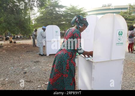 (190223) -- ABUJA, 23. Februar 2019 (Xinhua) -- Eine Wählerin füllt ihre Stimmzettel in einer Wahlstation während der Präsidentschafts- und Parlamentswahlen in Abuja, der Hauptstadt Nigerias, am 23. Februar 2019. Laut Mahmood Yakubu, dem Wahlchef, der den Medien zuvor erzählt hat, werden voraussichtlich mehr als 72 Millionen Nigerianer bei den allgemeinen Wahlen im Land wählen. (Xinhua/Guo Jun) NIGERIA-ABUJA-WAHLEN PUBLICATIONxNOTxINxCHN Stockfoto