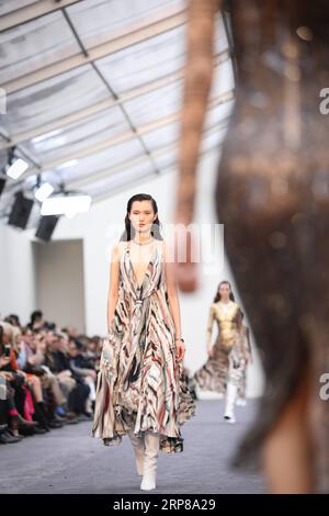 (190223) -- MAILAND, 23. Februar 2019 -- Models präsentieren Kreationen für Roberto Cavalli während der Mailänder Fashion Week Herbst/Winter 2019/2020 in Mailand, Italien, 23. Februar 2019. ) ITALIEN-MAILAND-FASHION WEEK-ROBERTO CAVALLI CHENGXTINGTING PUBLICATIONXNOTXINXCHN Stockfoto