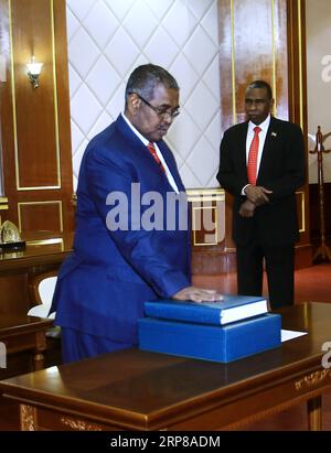 (190224) -- KHARTUM, 24. Februar 2019 -- der neu ernannte sudanesische Premierminister Mohamed Tahir Ayala leistet am 24. Februar 2019 den Verfassungseid im Präsidentenpalast in Khartum, Sudan. Der sudanesische Präsident Omar al-Bashir ernannte Mohamed Tahir Ayala am Samstag zum Premierminister. SUDAN-NEUER PM-OATH MohamedxKhidir PUBLICATIONxNOTxINxCHN Stockfoto