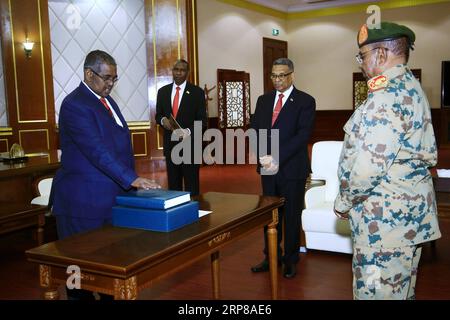 (190224) -- KHARTUM, 24. Februar 2019 -- der neu ernannte sudanesische Premierminister Mohamed Tahir Ayala (L) leistet den Verfassungseid bei der Anwesenheit des sudanesischen Präsidenten Omar al-Bashir (1. R) im Präsidentenpalast in Khartum, Sudan, 24. Februar 2019. Der sudanesische Präsident Omar al-Bashir ernannte Mohamed Tahir Ayala am Samstag zum Premierminister. SUDAN-NEUER PM-OATH MohamedxKhidir PUBLICATIONxNOTxINxCHN Stockfoto