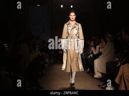 Entertainment Bilder des Tages 190224 -- MAILAND, 24. Februar 2019 -- Ein Modell präsentiert eine Kreation von Atsushi Nakashima während der Mailänder Fashion Week Herbst/Winter 2019/2020 in Mailand, Italien, am 24. Februar 2019. ITALY-MILAN-FASHION WEEK-ATSUSHI NAKASHIMA CHENGXTINGTING PUBLICATIONXNOTXINXCHN Stockfoto