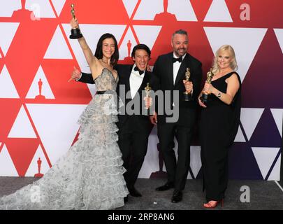 (190225) -- LOS ANGELES, 25. Februar 2019 -- (L-R) Elizabeth Chai Vasarhelyi, Jimmy Chin, Evan Hayes und Shannon Dill, posieren mit dem besten Dokumentarfilm-Feature-Preis für Free Solo im Pressesaal während der 91st Academy Awards Ceremony oder den Oscars, die am 24. Februar 2019 im Dolby Theatre in Los Angeles, USA, stattfinden. Free Solo wird von Jimmy Chin und Elizabeth Chai Vasarhelyi geleitet, die beide chinesischer Herkunft sind. U.S.-LOS ANGELES-OSCARS-BEST DOKUMENTARFILM LIXYING PUBLICATIONXNOTXINXCHN Stockfoto
