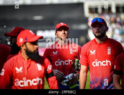 Edgbaston, Birmingham, Großbritannien. September 2023. 3. IT20, England gegen Neuseeland; England Kapitän Jos Buttler verlässt das Feld mit seinem Team nach dem New Zealand Innings Credit: Action Plus Sports/Alamy Live News Stockfoto