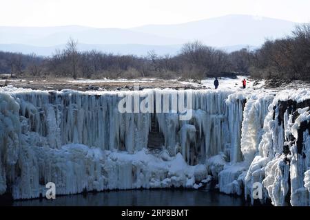 (190226) -- MUDANJIANG, 26. Februar 2019 -- der gefrorene Diaoshuilou-Wasserfall wird am Jingpo-See in Mudanjiang, nordöstliche chinesische Provinz Heilongjiang, 25. Februar 2019 gesehen. ) CHINA-HEILONGJIANG-WASSERFALL (CN) WangxJianwei PUBLICATIONxNOTxINxCHN Stockfoto