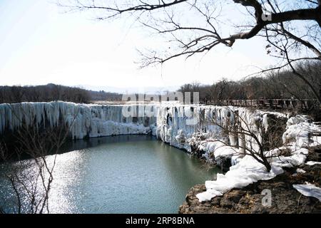 (190226) -- MUDANJIANG, 26. Februar 2019 -- der gefrorene Diaoshuilou-Wasserfall wird am Jingpo-See in Mudanjiang, nordöstliche chinesische Provinz Heilongjiang, 25. Februar 2019 gesehen. ) CHINA-HEILONGJIANG-WASSERFALL (CN) WangxJianwei PUBLICATIONxNOTxINxCHN Stockfoto