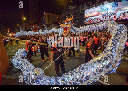 (190226) -- JOHOR BAHRU, 26. Februar 2019 (Xinhua) -- die Menschen führen Drachentanz während der Chingay Night Parade in Johor Bahru, Malaysia, 25. Februar 2019 auf. Lokale Chinesen in Johor Bahru halten die jährliche Tradition, das chinesische Neujahr zu feiern und wünschen sich Frieden und Wohlstand mit dem Höhepunkt der Chingay Night Parade, während Gottheiten durch die Hauptstraßen von Johor Bahru getragen werden, begleitet von einer Prozession mit Schwimmern, Löwen- und Drachentänzern. (Xinhua/Chong Voon Chung) MALAYSIA-JOHOR BAHRU-CHINGAY NACHTPARADE PUBLICATIONxNOTxINxCHN Stockfoto