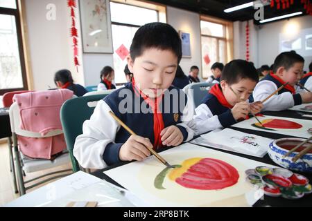 (190226) -- PEKING, 26. Februar 2019 (Xinhua) -- Studenten zeichnen während einer chinesischen Erfahrung im Holzschnitt bei Rong Bao Zhai, einem renommierten Verlag für Holzschnitt, in der Qianmen-Straße in Peking, der Hauptstadt Chinas, am 26. Februar 2019. (Xinhua/Zhu Bo) CHINA-PEKING-TRADITIONELLE KULTUR (CN) PUBLICATIONxNOTxINxCHN Stockfoto