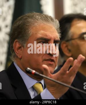 (190226) -- ISLAMABAD, 26. Februar 2019 -- der pakistanische Außenminister Shah Mahmood Qureshi spricht während einer Pressekonferenz im Außenministerium in Islamabad, der Hauptstadt Pakistans, am 26. Februar 2019, nachdem indische Kampfflugzeuge die Kontrolllinie (LOC) in der Kaschmir-Region verletzt hatten. Der pakistanische Außenminister Shah Mahmood Qureshi warf Indien schwere Aggressionen vor und sagte, sein Land habe das Recht, eine angemessene Antwort zu geben. ) PAKISTAN-ISLAMABAD-INDIAN-VIOLENCE-FM-PRESSEGESPRÄCH AHMADXKAMAL PUBLICATIONXNOTXINXCHN Stockfoto