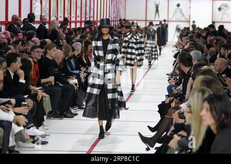 (190226) -- PARIS, 26. Februar 2019 -- Models präsentieren Kreationen für Christian Dior Herbst/Winter 2019/2020 Ready-to-Wear Kollektion Show während der Pariser Fashion Week in Paris, Frankreich, am 26. Februar 2019. ) FRANCE-PARIS-FASHION WEEK-CHRISTIAN DIOR PIEROXBIASION PUBLICATIONXNOTXINXCHN Stockfoto