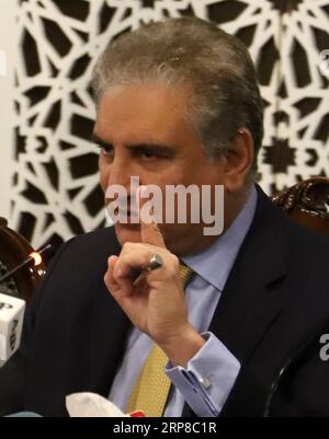 (190226) -- ISLAMABAD, 26. Februar 2019 -- der pakistanische Außenminister Shah Mahmood Qureshi spricht während einer Pressekonferenz im Außenministerium in Islamabad, der Hauptstadt Pakistans, am 26. Februar 2019, nachdem indische Kampfflugzeuge die Kontrolllinie (LOC) in der Kaschmir-Region verletzt hatten. Der pakistanische Außenminister Shah Mahmood Qureshi warf Indien schwere Aggressionen vor und sagte, sein Land habe das Recht, eine angemessene Antwort zu geben. ) PAKISTAN-ISLAMABAD-INDIAN-VIOLENCE-FM-PRESSEGESPRÄCH AHMADXKAMAL PUBLICATIONXNOTXINXCHN Stockfoto