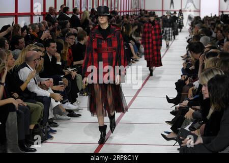 (190226) -- PARIS, 26. Februar 2019 -- Models präsentieren Kreationen für Christian Dior Herbst/Winter 2019/2020 Ready-to-Wear Kollektion Show während der Pariser Fashion Week in Paris, Frankreich, am 26. Februar 2019. ) FRANCE-PARIS-FASHION WEEK-CHRISTIAN DIOR PIEROXBIASION PUBLICATIONXNOTXINXCHN Stockfoto