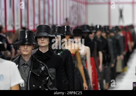 (190226) -- PARIS, 26. Februar 2019 -- Models präsentieren Kreationen für Christian Dior Herbst/Winter 2019/2020 Ready-to-Wear Kollektion Show während der Pariser Fashion Week in Paris, Frankreich, am 26. Februar 2019. ) FRANCE-PARIS-FASHION WEEK-CHRISTIAN DIOR PIEROXBIASION PUBLICATIONXNOTXINXCHN Stockfoto