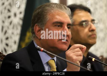 (190226) -- ISLAMABAD, 26. Februar 2019 -- pakistanischer Außenminister Shah Mahmood Qureshi (L) spricht während einer Pressekonferenz im Außenministerium in Islamabad, der Hauptstadt Pakistans, am 26. Februar 2019, nachdem indische Kampfflugzeuge die Kontrolllinie (LOC) in der Kaschmir-Region verletzt hatten. Der pakistanische Außenminister Shah Mahmood Qureshi warf Indien schwere Aggressionen vor und sagte, sein Land habe das Recht, eine angemessene Antwort zu geben. ) PAKISTAN-ISLAMABAD-INDIAN-VIOLENCE-FM-PRESSEGESPRÄCH AHMADXKAMAL PUBLICATIONXNOTXINXCHN Stockfoto