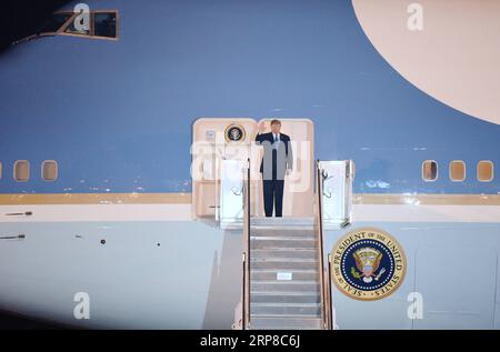 (190227) -- PEKING, 27. Februar 2019 -- US-Präsident Donald Trump verlässt die Luftwaffe 1 in Hanoi, der Hauptstadt Vietnams, am 26. Februar 2019. Donald Trump traf am Dienstagabend in Hanoi ein, um Kim Jong UN, den Spitzenführer der Demokratischen Volksrepublik Korea, zu treffen. XINHUA FOTOS DES TAGES WangxShen PUBLICATIONxNOTxINxCHN Stockfoto