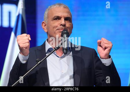 (190227) -- RISHON LEZION, 27. Februar 2019 -- der israelische Finanzminister und Vorsitzende der Kulanu-Partei Moshe Kahlon spricht auf einer Konferenz der Kulanu-Partei und präsentiert die Kandidatenliste am 26. Februar 2019 in Rishon LeZion, Israel. JINI/) ISRAEL-RISHON LEZION-KULANU-KANDIDATENLISTE GIDEONXMARKOWICZ PUBLICATIONXNOTXINXCHN Stockfoto