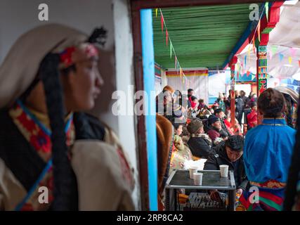 (190227) -- LHASA, 27. Februar 2019 (Xinhua) -- Dorfbewohner beobachten festliche Auftritte in der Garco Township des Shuanghu County, südwestchinesische Autonome Region Tibet, 31. Januar 2019. Shuanghu County, 5.000 Meter über dem Meeresspiegel in der autonomen Region Tibet im Südwesten Chinas, leidet an 200 Tagen im Jahr unter starkem Wind. Mit einer Jahresdurchschnittstemperatur von minus fünf Grad Celsius ist Shuanghu die Heimat des weltweit drittgrößten Gletschers, des Purog Kangri. Gelegentlich sinkt die Temperatur hier auf minus 40 Grad Celsius. Das etwa 120.000 Quadratkilometer große County liegt in der Mitte Stockfoto