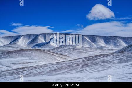 (190227) -- LHASA, 27. Februar 2019 (Xinhua) -- Foto vom 1. Februar 2019 zeigt die Landschaft des Bezirks Shuanghu, der autonomen Region Tibet im Südwesten Chinas. Shuanghu County, 5.000 Meter über dem Meeresspiegel in der autonomen Region Tibet im Südwesten Chinas, leidet an 200 Tagen im Jahr unter starkem Wind. Mit einer Jahresdurchschnittstemperatur von minus fünf Grad Celsius ist Shuanghu die Heimat des weltweit drittgrößten Gletschers, des Purog Kangri. Gelegentlich sinkt die Temperatur hier auf minus 40 Grad Celsius. Das etwa 120.000 Quadratkilometer große County liegt in der Mitte der Qiangtang Nationa Stockfoto