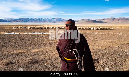 (190227) -- LHASA, 27. Februar 2019 (Xinhua) -- Ein Hirte wird im Shuanghu County, südwestchinesische Autonome Region Tibet, am 30. Januar 2019 gesehen. Shuanghu County, 5.000 Meter über dem Meeresspiegel in der autonomen Region Tibet im Südwesten Chinas, leidet an 200 Tagen im Jahr unter starkem Wind. Mit einer Jahresdurchschnittstemperatur von minus fünf Grad Celsius ist Shuanghu die Heimat des weltweit drittgrößten Gletschers, des Purog Kangri. Gelegentlich sinkt die Temperatur hier auf minus 40 Grad Celsius. Das etwa 120.000 Quadratkilometer große County liegt inmitten der Qiangtang National Nature Stockfoto