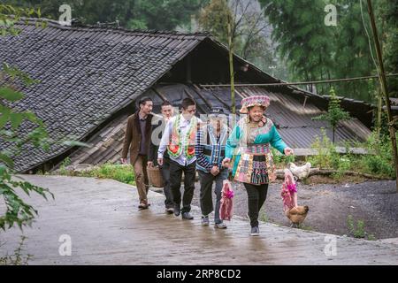 (190227) -- XINGWEN, 27. Februar 2019 (Xinhua) -- die Partnerin (Front) geht zum Haus der Braut, um die Hochzeit im Namen des Bräutigams Yang Yuqiao im Xingwen County, Provinz Sichuan im Südwesten Chinas, am 24. Februar 2019 vorzuschlagen. Yang Yuqiao und Han Yujie, ein ethnisches Miao-Paar, legten den Knoten im traditionellen Miao-Stil im Wenxing County, der südwestchinesischen Provinz Sichuan, vom 24. Bis 26. Februar 2019 fest. Yang Yuqiao, der 25-jährige Bräutigam, arbeitet als Reiseleiter im Xingwen UNESCO Global Geopark, und Han Yujie, die 23-jährige Braut, arbeitet als PE-Lehrer in der Gemeinde Dahe Miao im Xingwen County. Während der Freiwilligenarbeit Stockfoto