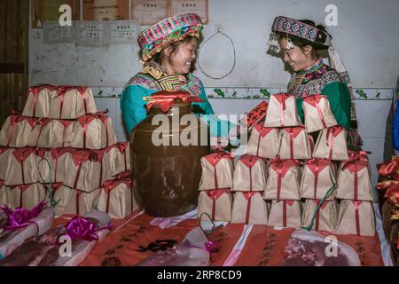 (190227) -- XINGWEN, 27. Februar 2019 (Xinhua) -- der Brautmacher(L) schlägt die Hochzeit dem Familienmitglied der Braut im Namen des Bräutigams Yang Yuqiao im Xingwen County, Provinz Sichuan im Südwesten Chinas, 24. Februar 2019 vor. Yang Yuqiao und Han Yujie, ein ethnisches Miao-Paar, legten den Knoten im traditionellen Miao-Stil im Wenxing County, der südwestchinesischen Provinz Sichuan, vom 24. Bis 26. Februar 2019 fest. Yang Yuqiao, der 25-jährige Bräutigam, arbeitet als Reiseleiter im Xingwen UNESCO Global Geopark, und Han Yujie, die 23-jährige Braut, arbeitet als PE-Lehrer in der Gemeinde Dahe Miao im Xingwen County. Während der Freiwilligenarbeit Stockfoto