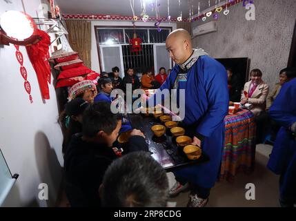 (190227) -- XINGWEN, 27. Februar 2019 (Xinhua) -- Familien von beiden Seiten unterhalten sich, gratulieren und stoßen im Haus des Bräutigams im Xingwen County, südwestchinesische Provinz Sichuan, 26. Februar 2019 an. Yang Yuqiao und Han Yujie, ein ethnisches Miao-Paar, legten den Knoten im traditionellen Miao-Stil im Wenxing County, der südwestchinesischen Provinz Sichuan, vom 24. Bis 26. Februar 2019 fest. Yang Yuqiao, der 25-jährige Bräutigam, arbeitet als Reiseleiter im Xingwen UNESCO Global Geopark, und Han Yujie, die 23-jährige Braut, arbeitet als PE-Lehrer in der Gemeinde Dahe Miao im Xingwen County. Während der ehrenamtlichen Arbeit des Huashan Festivals Stockfoto