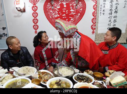 (190227) -- XINGWEN, 27. Februar 2019 (Xinhua) -- Han Yujie s Tante (C) vertraut der Braut auf die Pflege des Bräutigams während des letzten Festes im Xingwen County, südwestchinesische Provinz Sichuan, 26. Februar 2019. Yang Yuqiao und Han Yujie, ein ethnisches Miao-Paar, legten den Knoten im traditionellen Miao-Stil im Wenxing County, der südwestchinesischen Provinz Sichuan, vom 24. Bis 26. Februar 2019 fest. Yang Yuqiao, der 25-jährige Bräutigam, arbeitet als Reiseleiter im Xingwen UNESCO Global Geopark, und Han Yujie, die 23-jährige Braut, arbeitet als PE-Lehrer in der Gemeinde Dahe Miao im Xingwen County. Während der Freiwilligenarbeit von Huashan Festiva Stockfoto