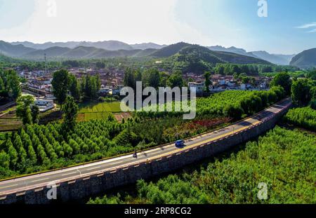 (190227) -- PEKING, 27. Februar 2019 (Xinhua) -- Foto aufgenommen am 29. Mai 2018 zeigt eine Autobahn außerhalb des Dorfes Wangbao der Henandian Township im Shexian County, nordchinesische Provinz Hebei. Der 19. Nationale Kongress der Kommunistischen Partei Chinas (KPC), der im Oktober 2017 einberufen wurde, schlug erstmals eine Strategie zur ländlichen Vitalisierung vor und machte deutlich, dass der Entwicklung der Landwirtschaft und der ländlichen Gebiete Priorität eingeräumt werden muss. Die Wiederbelebung ländlicher Gebiete beginnt, da die Umsetzung der Strategie zur ländlichen Vitalisierung im ganzen Land nach dem Prinzip von beschleunigt wird Stockfoto