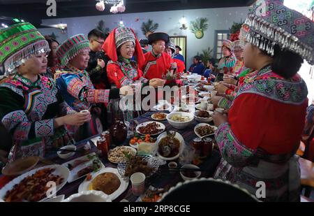 (190227) -- XINGWEN, 27. Februar 2019 (Xinhua) -- die Braut Han Yujie (3. L) und der Bräutigam Yang Yuqiao (4. L) machen Toast an die Familienmitglieder und Verwandten von beiden Seiten im Haus des Bräutigams im Xingwen County, südwestchinesische Provinz Sichuan, 26. Februar 2019. Yang Yuqiao und Han Yujie, ein ethnisches Miao-Paar, legten den Knoten im traditionellen Miao-Stil im Wenxing County, der südwestchinesischen Provinz Sichuan, vom 24. Bis 26. Februar 2019 fest. Yang Yuqiao, der 25-jährige Bräutigam, arbeitet als Reiseleiter im Xingwen UNESCO Global Geopark, und Han Yujie, die 23-jährige Braut, arbeitet als PE-Lehrer in der Gemeinde Dahe Miao in Xi Stockfoto
