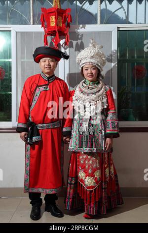 (190227) -- XINGWEN, 27. Februar 2019 (Xinhua) -- die Brautpaare Yang Yuqiao (L) und Han Yujie posieren für ein Foto im frisch dekorierten Hochzeitszimmer im Xingwen County, südwestchinesische Provinz Sichuan, 26. Februar 2019. Yang Yuqiao und Han Yujie, ein ethnisches Miao-Paar, legten den Knoten im traditionellen Miao-Stil im Wenxing County, der südwestchinesischen Provinz Sichuan, vom 24. Bis 26. Februar 2019 fest. Yang Yuqiao, der 25-jährige Bräutigam, arbeitet als Reiseleiter im Xingwen UNESCO Global Geopark, und Han Yujie, die 23-jährige Braut, arbeitet als PE-Lehrer in der Gemeinde Dahe Miao im Xingwen County. Während der ehrenamtlichen Arbeit von Hu Stockfoto