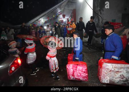 (190227) -- XINGWEN, 27. Februar 2019 (Xinhua) -- Foto aufgenommen am 26. Februar 2019 zeigt, wie das Team aus dem Haus der Braut abschießt, um die Braut im Xingwen County in der südwestlichen chinesischen Provinz Sichuan zu begrüßen. Yang Yuqiao und Han Yujie, ein ethnisches Miao-Paar, legten den Knoten im traditionellen Miao-Stil im Wenxing County, der südwestchinesischen Provinz Sichuan, vom 24. Bis 26. Februar 2019 fest. Yang Yuqiao, der 25-jährige Bräutigam, arbeitet als Reiseleiter im Xingwen UNESCO Global Geopark, und Han Yujie, die 23-jährige Braut, arbeitet als PE-Lehrer in der Gemeinde Dahe Miao im Xingwen County. Während der Freiwilligenarbeit von Huashan Stockfoto