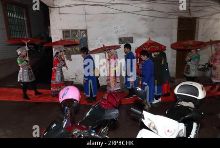 (190227) -- XINGWEN, 27. Februar 2019 (Xinhua) -- die Familie des Bräutigams begrüßt die Braut im Xingwen County, südwestchinesische Provinz Sichuan, 26. Februar 2019. Yang Yuqiao und Han Yujie, ein ethnisches Miao-Paar, legten den Knoten im traditionellen Miao-Stil im Wenxing County, der südwestchinesischen Provinz Sichuan, vom 24. Bis 26. Februar 2019 fest. Yang Yuqiao, der 25-jährige Bräutigam, arbeitet als Reiseleiter im Xingwen UNESCO Global Geopark, und Han Yujie, die 23-jährige Braut, arbeitet als PE-Lehrer in der Gemeinde Dahe Miao im Xingwen County. Während der ehrenamtlichen Arbeit des Huashan Festivals für die Miao ethnische Gruppe, durften sie kn Stockfoto