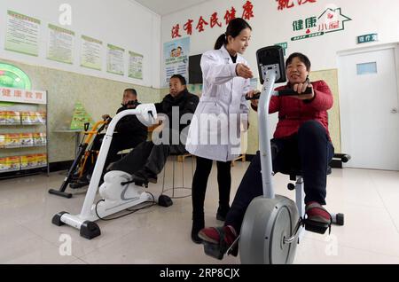 (190227) -- PEKING, 27. Februar 2019 (Xinhua) -- Seniorenbewohner üben in einer Gesundheitshütte im Dorf Zhoulou im Kreis Linxi, Provinz Hebei, Nordchina, 29. Dezember 2018 der 19. Nationale Kongress der Kommunistischen Partei Chinas (KPC), die im Oktober 2017 einberufen wurde und zum ersten Mal eine Strategie zur ländlichen Belebung vorschlug und klarstellte, dass der Entwicklung der Landwirtschaft und der ländlichen Gebiete Priorität eingeräumt werden muss. Die Wiederbelebung ländlicher Gebiete beginnt, da die Umsetzung der Strategie zur ländlichen Vitalisierung im ganzen Land nach dem Prinzip des Aufbaus ländlicher Regionen beschleunigt wird Stockfoto