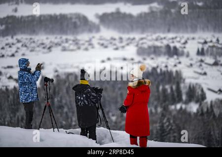 (190228) -- ÜRÜMQI, 28. Februar 2019 (Xinhua) -- Touristen machen Fotos vom ersten Sonnenuntergang des Jahres in der Kanas Scenic Area in Kanas, Nordwestchinas Autonome Region Xinjiang Uygur, 1. Januar 2019. Xinjiang hat mehr als 3 Millionen Touristen während der einwöchigen Frühlingsfesttage 2019 empfangen, mehr als 71 Prozent im Jahr, laut der regionalen Abteilung für Kultur und Tourismus. Die Zahl der Touristen nach Xinjiang hat im vergangenen Jahr 150 Millionen überschritten, was einem Anstieg von mehr als 40 Prozent entspricht. Ziel ist es, im Jahr 2019 ein Wachstum von 40 Prozent sowohl bei der Zahl der Touristen als auch beim Einkommen zu erreichen, wodurch der Tourismus zu einer Säule wird Stockfoto