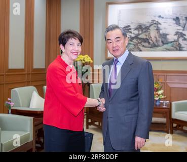 (190228) -- PEKING, 28. Februar 2019 -- der chinesische Staatsrat und Außenminister Wang Yi (R) trifft sich mit der ehemaligen US-Beamten Susan Shirk in Peking, der Hauptstadt Chinas, am 28. Februar 2019. ) CHINA-BEIJING-WANG YI-U.S.-MEETING (CN) ZHAIXJIANLAN PUBLICATIONXNOTXINXCHN Stockfoto