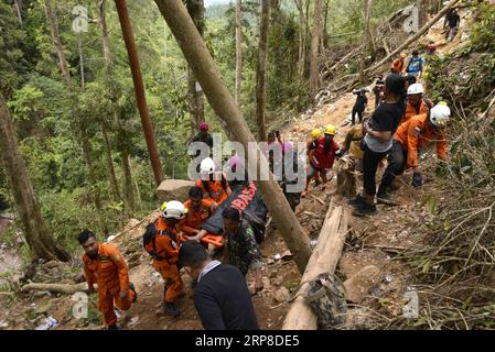 News Bilder des Tages (190301) -- NORTH SULAWESI, 1. März 2019 -- Mitglieder des indonesischen Such- und Rettungsteams (SAR) ziehen eine Leiche eines Goldminenarbeiters heraus, nachdem eine nicht lizenzierte Goldmine im Bezirk Bolaang Mongondow in der Provinz Nord-Sulawesi, Indonesien, am 28. Februar 2019 eingestürzt ist. Die Rettungskräfte haben bisher sieben Leichen geborgen, nachdem am Dienstag eine nicht lizenzierte Goldmine in Zentralindonesien eingestürzt war, während Dutzende von anderen tot befürchtet werden, sagten die Beamten am Donnerstag. INDONESIEN-NORD-SULAWESI-GOLDMINE-ZUSAMMENBRUCH STRINGER PUBLICATIONXNOTXINXCHN Stockfoto