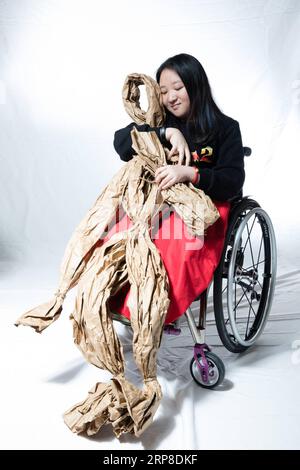 (190301) -- PEKING, 1. März 2019 (Xinhua) -- Cui Ying, 30, diagnostiziert mit Osteogenesis imperfecta, posiert für ein Porträt in Peking, Hauptstadt von China, 26. Februar 2019. Cui Ying träumte schon in jungen Jahren davon, Gitarrist zu werden, obwohl ihr der große Holzblock unmöglich erschien. Am 3. Oktober 2015, als Cui und andere Patienten mit seltenen Krankheiten das erste Stück ihrer Band namens 8772 spielten, wusste sie, dass ihr Traum wahr geworden war. Rare Hug, ein chinesisches Drama über seltene Krankheiten, wurde am Mittwochabend im Beijing Tianqiao Performing Arts Center inszeniert, um die 12. Seltene D zu feiern Stockfoto
