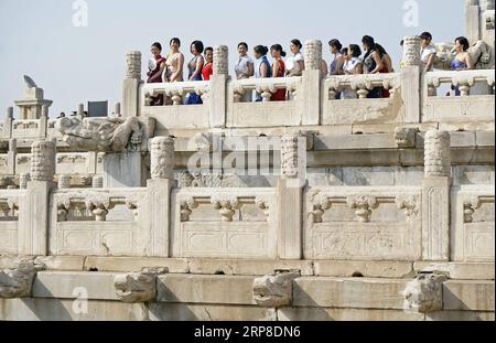 (190301) -- PEKING, 1. März 2019 (Xinhua) -- Arbeiterinnen einer chinesischen Baufirma in Cheongsam gekleidet besuchen das Palastmuseum in Peking, Hauptstadt von China, 28. Februar 2019. (Xinhua/Cai Yang) XINHUA FOTOS DES TAGES PUBLICATIONxNOTxINxCHN Stockfoto