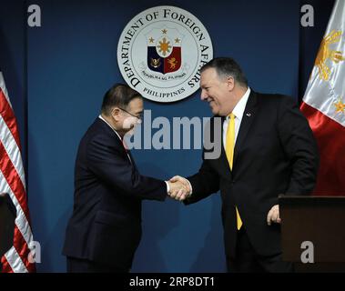 (190301) -- PASAY CITY, 1. März 2019 -- US-Staatssekretär Michael Pompeo (R) gibt dem philippinischen Außenminister Teodoro Locsin während ihrer gemeinsamen Pressekonferenz in Pasay City, Philippinen, 1. März 2019 die Hand. ) PHILIPPINEN-PASAY CITY-FOREIGN AFFAIRS SECRETARY-U.S. STAATSSEKRETÄR, RouellexUmali PUBLICATIONxNOTxINxCHN Stockfoto
