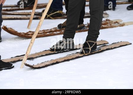 (190301) -- ALTAY, 1. März 2019 -- Foto aufgenommen am 16. Januar 2019 zeigt Menschen, die mit Pelz Snowboards während einer Feier in Altay, Nordwestchinas autonomer Region Xinjiang Uygur, Ski fahren. Silanbek Sahshi, ein 65-jähriger Mann der kasachischen Volksgruppe, ist ein Erbe der traditionellen Pelzschneeboardproduktion in Xinjiang. Silanbek ist seit fast 50 Jahren als Erbe seiner Familie in der vierten Generation im Handwerk tätig. Die PelzSnowboards bestehen aus Kiefer- oder Birkenholz und sind mit Rosshaar bedeckt. Der Rosshuhn kann beim bergauf fahren für Reibung sorgen, wie das Körnchen des Rosshuides Stockfoto