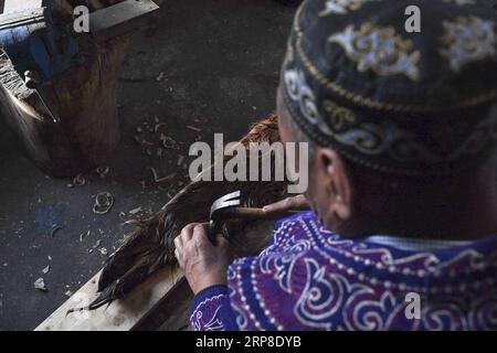 (190301) -- ALTAY, 1. März 2019 -- Foto aufgenommen am 16. Januar 2019 zeigt Silanbek Sahshi, der in seiner Werkstatt in Altay, Nordwestchinas Autonome Region Xinjiang Uygur, PelzSnowboards macht. Silanbek Sahshi, ein 65-jähriger Mann der kasachischen Volksgruppe, ist ein Erbe der traditionellen Pelzschneeboardproduktion in Xinjiang. Silanbek ist seit fast 50 Jahren als Erbe seiner Familie in der vierten Generation im Handwerk tätig. Die PelzSnowboards bestehen aus Kiefer- oder Birkenholz und sind mit Rosshaar bedeckt. Der Rosshuhn kann für Reibung sorgen, wenn Skifahrer bergauf fahren, wie die Körnung des Rosshuides Stockfoto