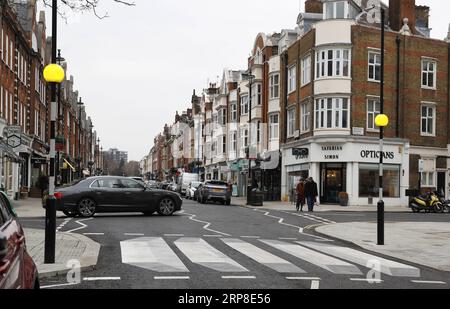 (190301) -- LONDON, 1. März 2019 (Xinhua) -- Eine 3D-Zebrakreuzung ist in St. John s Wood High Street in London, Großbritannien, am 1. März 2019. Laut BBC wurde die erste 3D-Zebraüberquerung Großbritanniens auf einer nordwestlichen Londoner Straße gemalt, um den Verkehr zu verlangsamen. Die optische Illusion, die einen Floating-Effekt erzeugt, wurde in St. John s Wood vom Stadtrat von Westminster im Rahmen eines 12-monatigen Prozesses eingeführt. (Xinhua/Han Yan) BRITAIN-LONDON-3D ZEBRA CROSSING PUBLICATIONxNOTxINxCHN Stockfoto