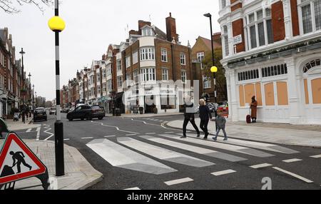 (190301) -- LONDON, 1. März 2019 (Xinhua) -- Eine 3D-Zebrakreuzung ist in St. John s Wood High Street in London, Großbritannien, am 1. März 2019. Laut BBC wurde die erste 3D-Zebraüberquerung Großbritanniens auf einer nordwestlichen Londoner Straße gemalt, um den Verkehr zu verlangsamen. Die optische Illusion, die einen Floating-Effekt erzeugt, wurde in St. John s Wood vom Stadtrat von Westminster im Rahmen eines 12-monatigen Prozesses eingeführt. (Xinhua/Han Yan) BRITAIN-LONDON-3D ZEBRA CROSSING PUBLICATIONxNOTxINxCHN Stockfoto