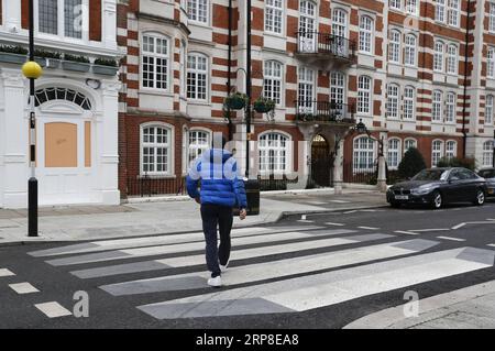 (190301) -- LONDON, 1. März 2019 (Xinhua) -- Eine 3D-Zebrakreuzung ist in St. John s Wood High Street in London, Großbritannien, am 1. März 2019. Laut BBC wurde die erste 3D-Zebraüberquerung Großbritanniens auf einer nordwestlichen Londoner Straße gemalt, um den Verkehr zu verlangsamen. Die optische Illusion, die einen Floating-Effekt erzeugt, wurde in St. John s Wood vom Stadtrat von Westminster im Rahmen eines 12-monatigen Prozesses eingeführt. (Xinhua/Han Yan) BRITAIN-LONDON-3D ZEBRA CROSSING PUBLICATIONxNOTxINxCHN Stockfoto