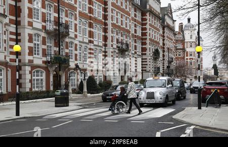 (190301) -- LONDON, 1. März 2019 (Xinhua) -- Eine 3D-Zebrakreuzung ist in St. John s Wood High Street in London, Großbritannien, am 1. März 2019. Laut BBC wurde die erste 3D-Zebraüberquerung Großbritanniens auf einer nordwestlichen Londoner Straße gemalt, um den Verkehr zu verlangsamen. Die optische Illusion, die einen Floating-Effekt erzeugt, wurde in St. John s Wood vom Stadtrat von Westminster im Rahmen eines 12-monatigen Prozesses eingeführt. (Xinhua/Han Yan) BRITAIN-LONDON-3D ZEBRA CROSSING PUBLICATIONxNOTxINxCHN Stockfoto