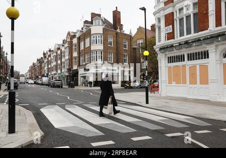 (190301) -- LONDON, 1. März 2019 (Xinhua) -- Eine 3D-Zebrakreuzung ist in St. John s Wood High Street in London, Großbritannien, am 1. März 2019. Laut BBC wurde die erste 3D-Zebraüberquerung Großbritanniens auf einer nordwestlichen Londoner Straße gemalt, um den Verkehr zu verlangsamen. Die optische Illusion, die einen Floating-Effekt erzeugt, wurde in St. John s Wood vom Stadtrat von Westminster im Rahmen eines 12-monatigen Prozesses eingeführt. (Xinhua/Han Yan) BRITAIN-LONDON-3D ZEBRA CROSSING PUBLICATIONxNOTxINxCHN Stockfoto