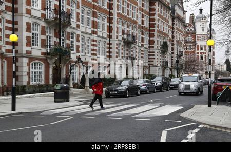 (190301) -- LONDON, 1. März 2019 (Xinhua) -- Eine 3D-Zebrakreuzung ist in St. John s Wood High Street in London, Großbritannien, am 1. März 2019. Laut BBC wurde die erste 3D-Zebraüberquerung Großbritanniens auf einer nordwestlichen Londoner Straße gemalt, um den Verkehr zu verlangsamen. Die optische Illusion, die einen Floating-Effekt erzeugt, wurde in St. John s Wood vom Stadtrat von Westminster im Rahmen eines 12-monatigen Prozesses eingeführt. (Xinhua/Han Yan) BRITAIN-LONDON-3D ZEBRA CROSSING PUBLICATIONxNOTxINxCHN Stockfoto