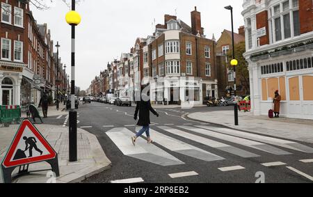 (190301) -- LONDON, 1. März 2019 (Xinhua) -- Eine 3D-Zebrakreuzung ist in St. John s Wood High Street in London, Großbritannien, am 1. März 2019. Laut BBC wurde die erste 3D-Zebraüberquerung Großbritanniens auf einer nordwestlichen Londoner Straße gemalt, um den Verkehr zu verlangsamen. Die optische Illusion, die einen Floating-Effekt erzeugt, wurde in St. John s Wood vom Stadtrat von Westminster im Rahmen eines 12-monatigen Prozesses eingeführt. (Xinhua/Han Yan) BRITAIN-LONDON-3D ZEBRA CROSSING PUBLICATIONxNOTxINxCHN Stockfoto