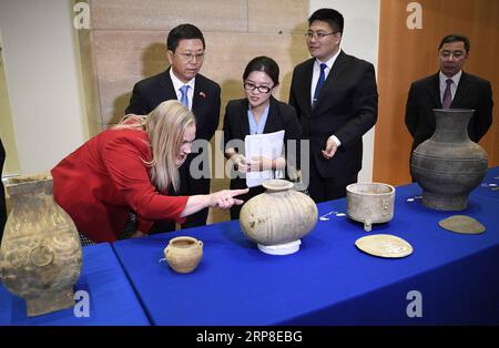 (190302) -- PEKING, 2. März 2019 (Xinhua) -- Stellvertretender Administrator der chinesischen Verwaltung für das nationale Kulturerbe Hu Bing (2. L), Minister der chinesischen Botschaft in den Vereinigten Staaten Li Kexin (1. R), Stellvertretender stellvertretender Sekretär für Politik, Bureau of Educational and Cultural Affairs des US-Außenministeriums, Aleisha Woodward (1. L) zeigt Reliquien, die während einer Rückführungsveranstaltung im Eiteljorg Museum of Indianapolis, Hauptstadt des Bundesstaates Indiana, USA, am 2. Februar 2019 ausgestellt wurden. Die Vereinigten Staaten kündigten die Rückführung von 361 Stück chinesischer Reliquien und Artefakte an Stockfoto